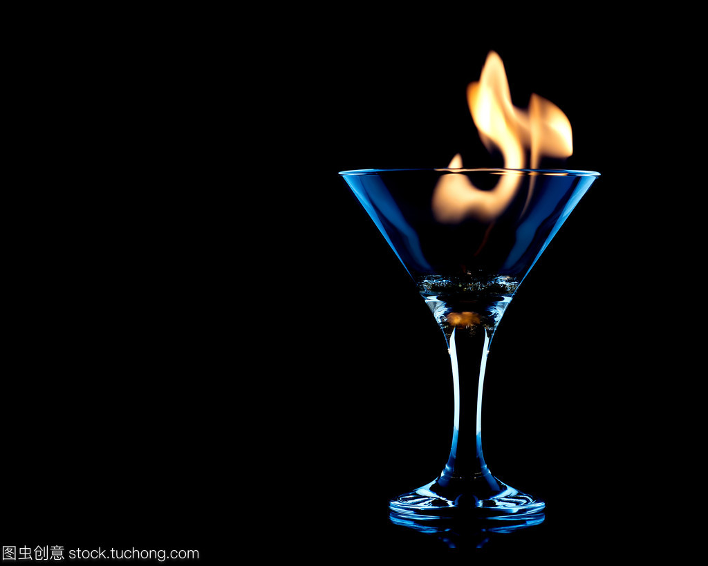 火焰在玻璃上的黑色鸡尾酒 探索饮料及茶叶批发的独特市场